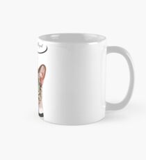 Hand gezeichnetes Porträt der Katze mit Gläsern und Fliege Tasse