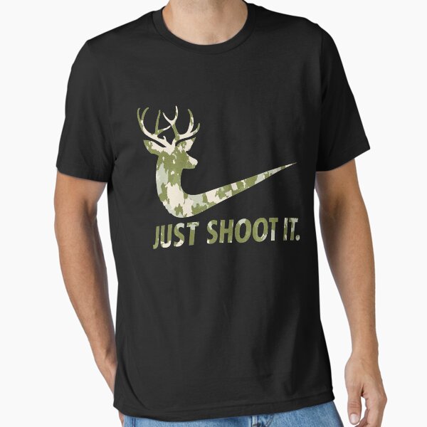 Vista previa del artículo con la obra «Just Shoot It Funny Hunting Nike Deer camiseta básica de moda», diseñado y vendido por DennisGarner.