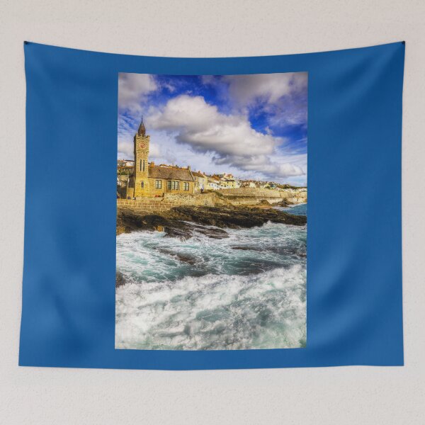 Aperçu de l'œuvre Porthleven Stormy Seas créée et vendue par Paul Thompson Photography.