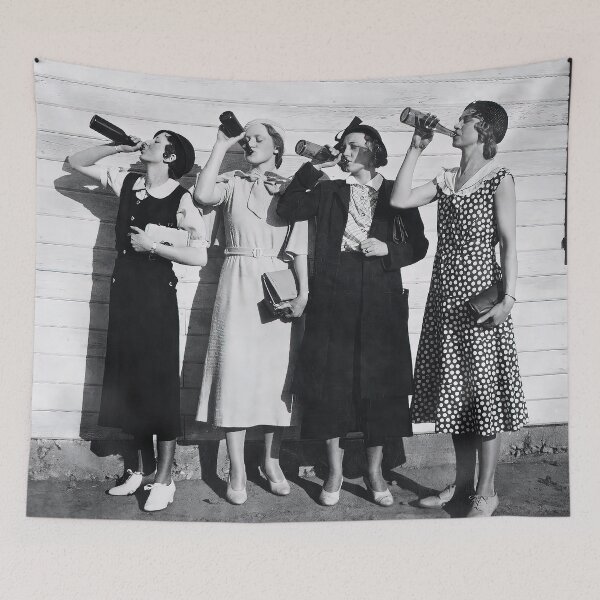 Artikelvorschau, Frauen Biertrinker, Schwarz-Weiß-Vintage-Kunst entworfen und verkauft von modernretro.
