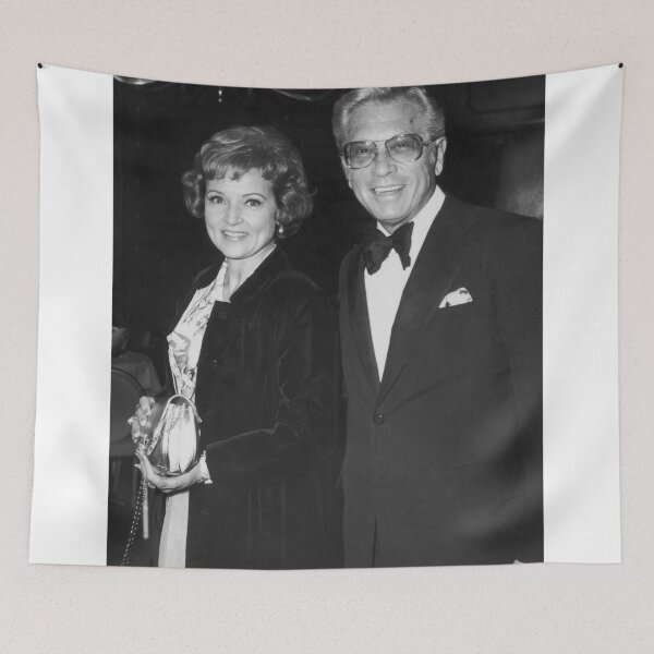 Artikelvorschau, Betty White & Allen Ludden Schwarzweißfoto entworfen und verkauft von gameshowfan2001.