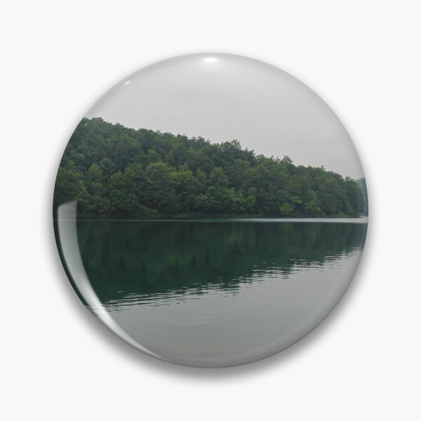 Artikelvorschau, Ein Spiegelbild eines Waldwaldes am Kozjak-See an den Plitvicer Seen, UNESCO-Weltkulturerbe, Kroatien entworfen und verkauft von SnapTPhotograph.