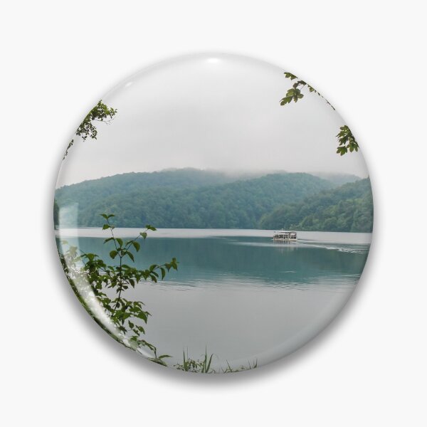 Artikelvorschau, Ein Blick über den See Kozjak mit einem Touristenboot im Hintergrund, Plitvicer Seen, Kroatien entworfen und verkauft von SnapTPhotograph.