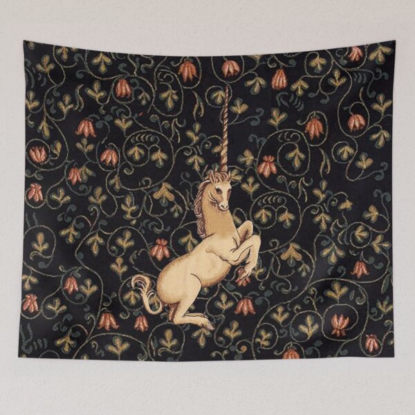 Artikelvorschau, Wandteppich mit mittelalterlichem Einhorn-Blumenmuster in Mitternachtsblau entworfen und verkauft von Epitome Girl.