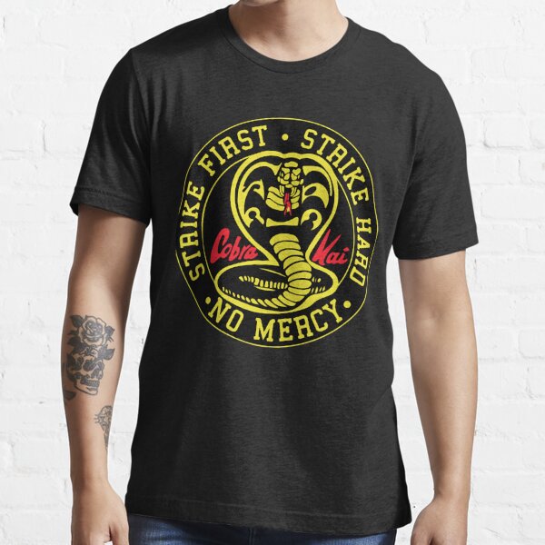 Cobra Kai - Frappez d'abord. Frappez fort. T-shirt No Mercy Essential T-shirt essentiel