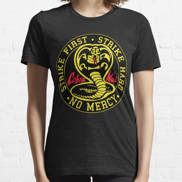 Cobra Kai - Frappez d'abord. Frappez fort. T-shirt No Mercy Essential T-shirt essentiel