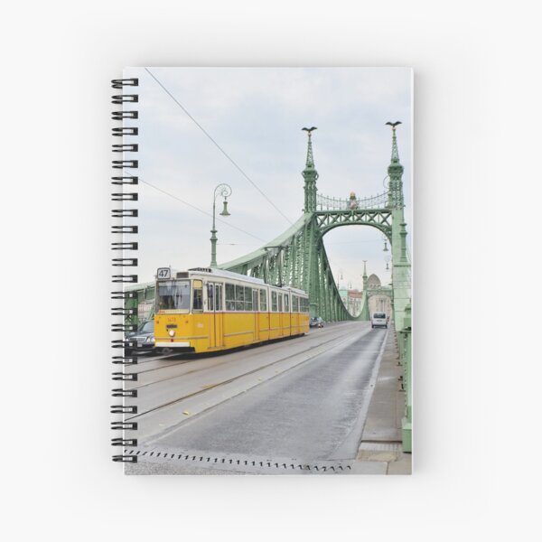 Aperçu de l'œuvre Tramway jaune à Green Bridge, Budapest créée et vendue par CarolinaReina.