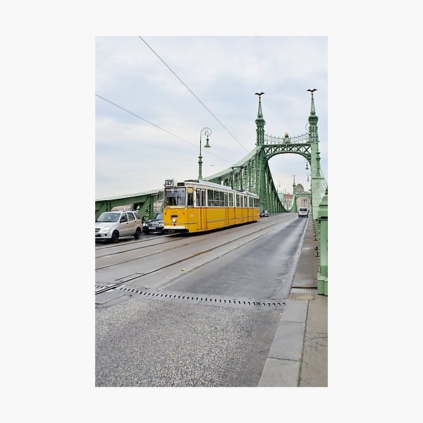 Aperçu de l'œuvre Tramway jaune à Green Bridge, Budapest créée et vendue par CarolinaReina.