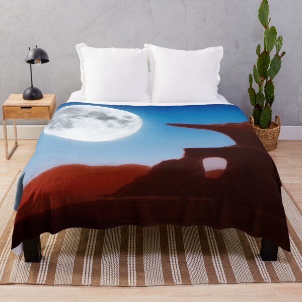 Artikelvorschau, Alien Planet Landschaft Rote Klippe mit Mond entworfen und verkauft von orionlodubyal.