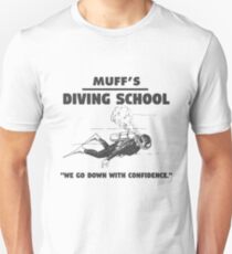 Muffs Tauchschule. Wir gehen mit Zuversicht hinunter. Lustiges Zitat. Slim Fit T-Shirt