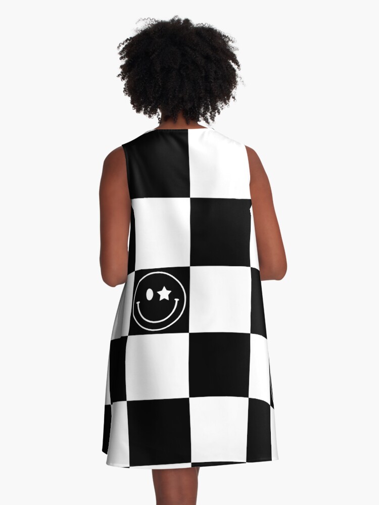 Robe trap ze for Sale avec l uvre Motif de damier noir et blanc