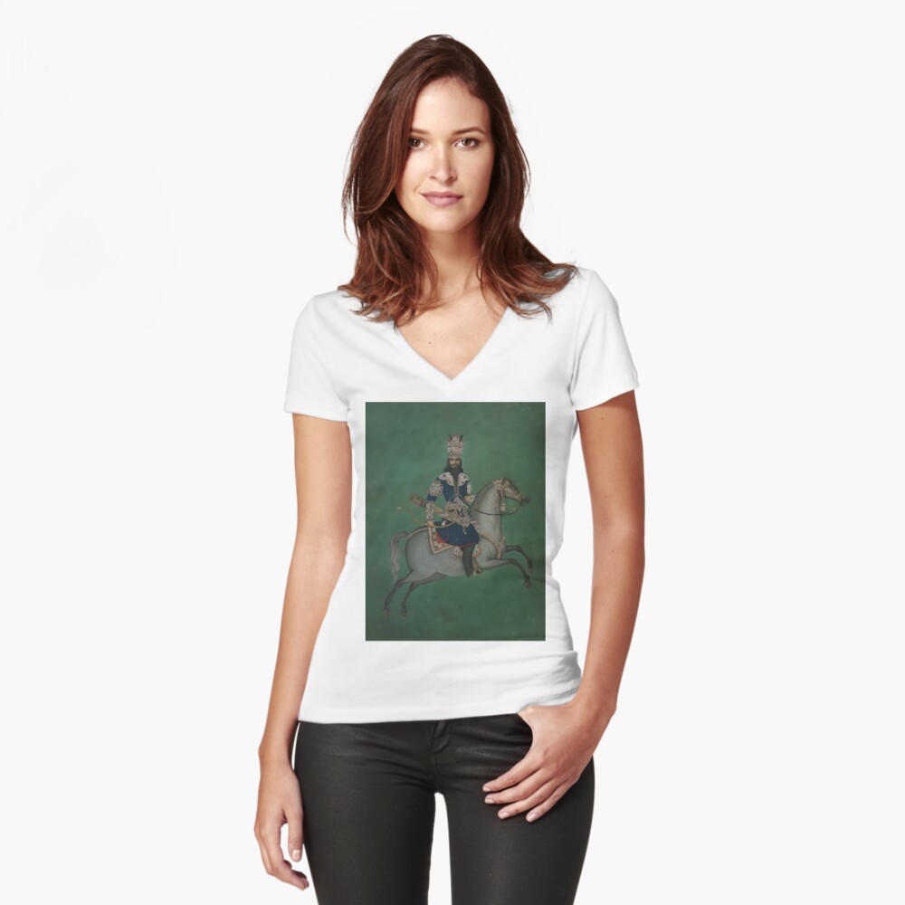 Aperçu de l'œuvre T-shirt moulant col V créée et vendue par RoyalNadja.