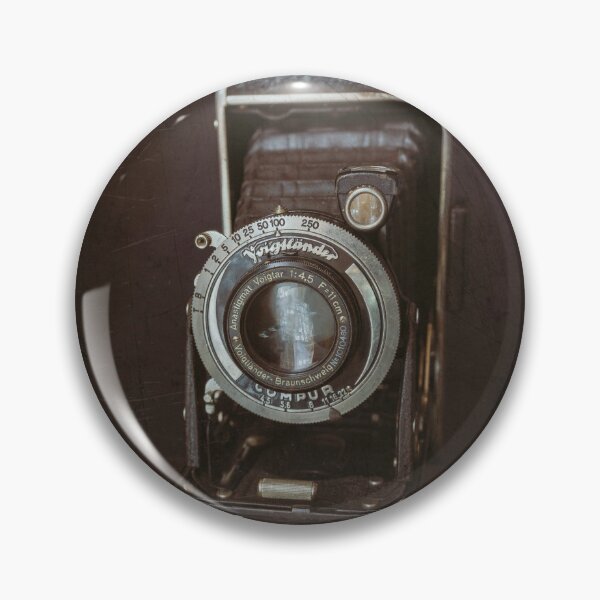 Artikelvorschau, Vintage Analog Ordner Filmkamera Reflexion - altes Foto entworfen und verkauft von Andreea Eva Herczegh.