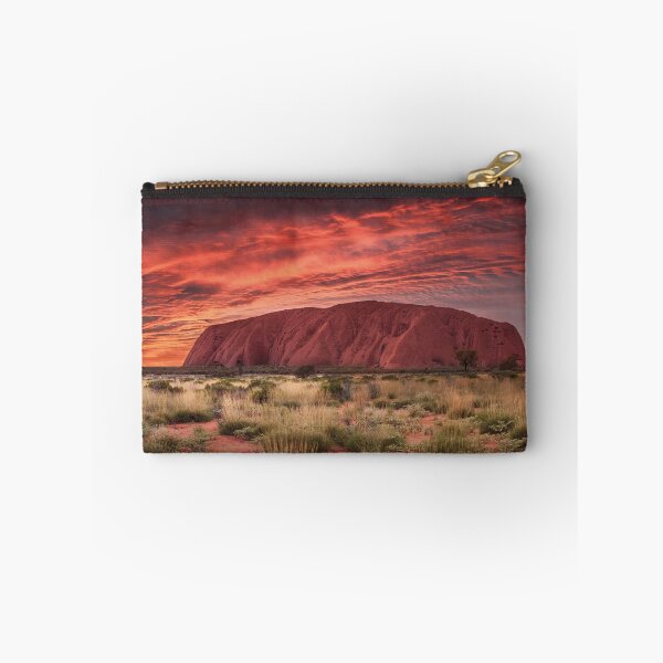 Artikelvorschau, Uluru Ayers Rock Panorama Landschaftsfoto bei Sonnenaufgang entworfen und verkauft von CoreImaging.