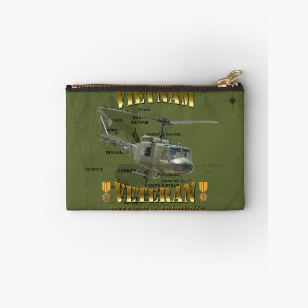 Aperçu de l'œuvre UH-1 Iroquois 'Huey' Vietnam Veteran créée et vendue par Mil Merchant.