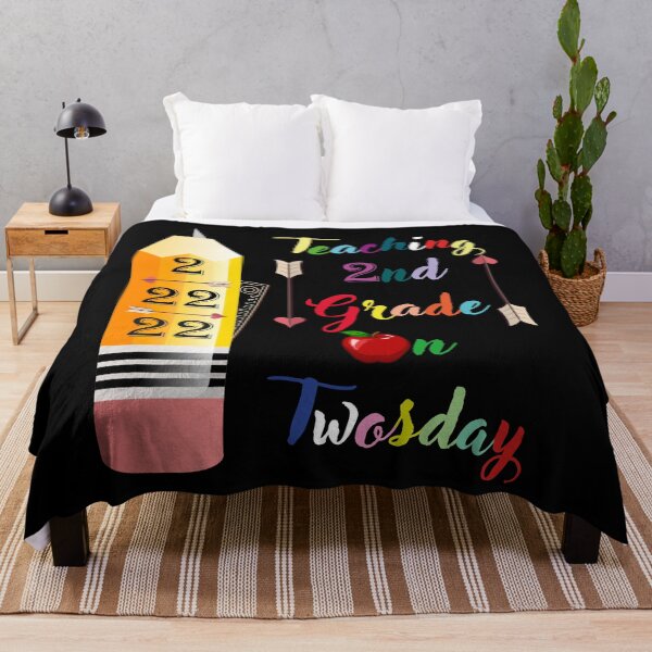 Artikelvorschau, Unterrichten der 2. Klasse am Twosday 22.02.22 22. Februar 2022 Lustiges Shirt für die besten Lehrer entworfen und verkauft von TeeInfinityShop.