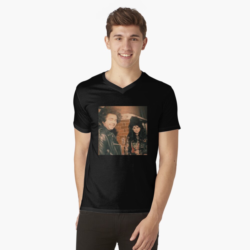 Aperçu de l'œuvre T-shirt col V créée et vendue par LyndaAuker.