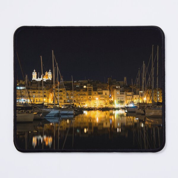 Aperçu de l'œuvre Réflexion sur Malte - Senglea Magical Golden Night créée et vendue par Georgia Mizuleva.