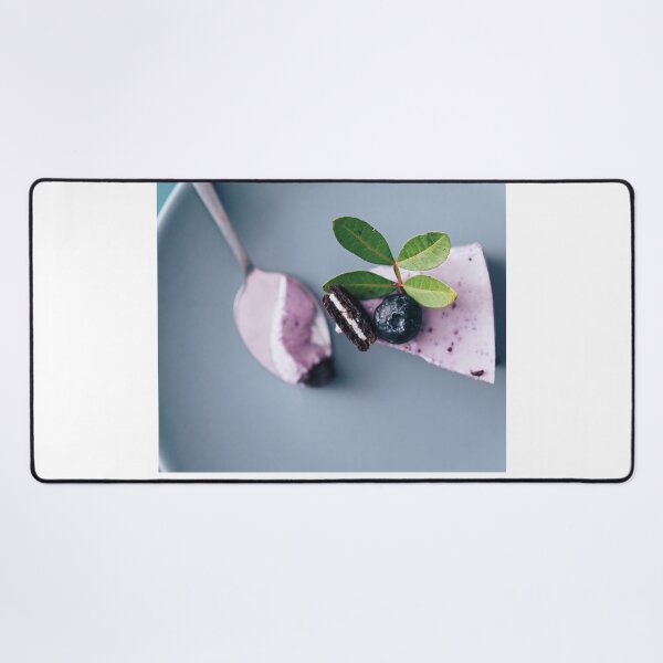 Artikelvorschau, Auf Blue Plate Stück Berry Cheesecake Mit Löffel Auf Cyan Hintergrund. Essen und süßes ästhetisches Neuheitsdesign entworfen und verkauft von Silver Medal.