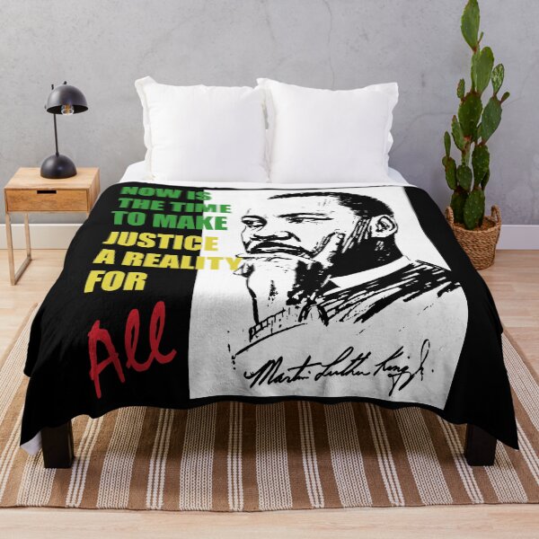 Artikelvorschau, Martin Luther King Jr. - MLK-Zitat - Jetzt ist die Zeit, Gerechtigkeit für alle Wirklichkeit werden zu lassen - Schwarzes T-Shirt zum Monat der Geschichte entworfen und verkauft von TeesForTheWorld.