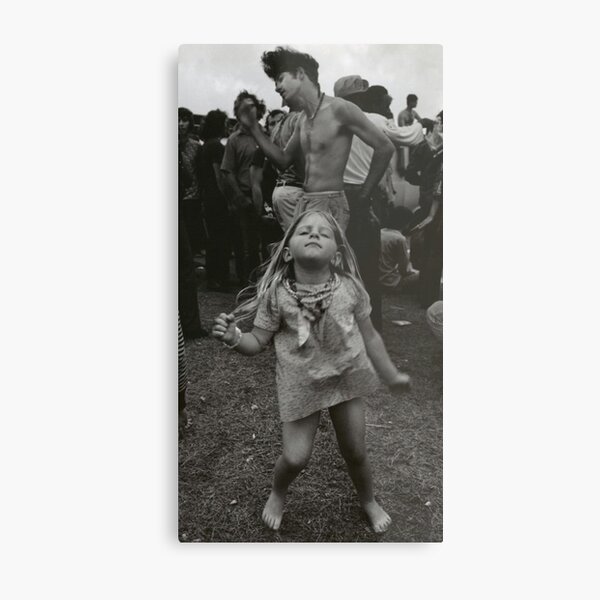 kleines Mädchen tanzt bei Woodstock Metallbild
