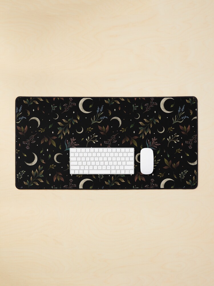 Aperçu 1 sur 5. Tapis de souris avec l'œuvre Jardin du Croissant de Lune créée et vendue par episodicDrawing.