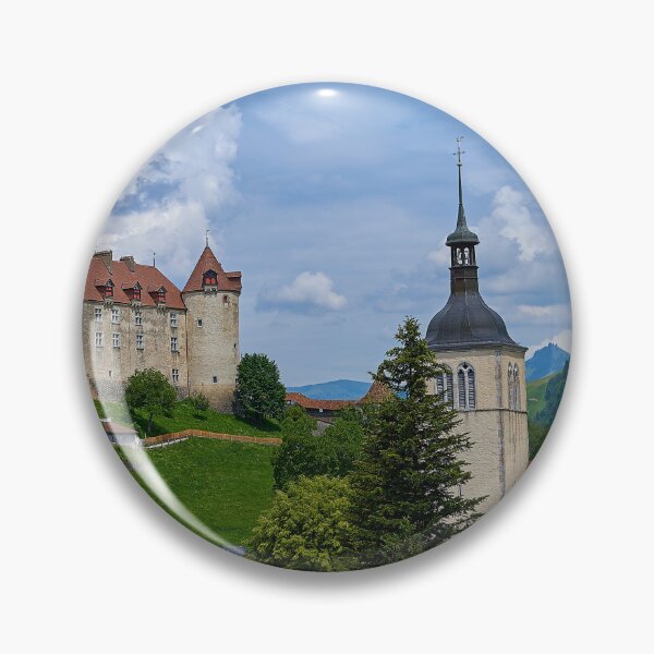 Artikelvorschau, Stadt Gruyères, Schloss in der Schweiz, mit blauem Himmel und Wolken entworfen und verkauft von VodaZNY.