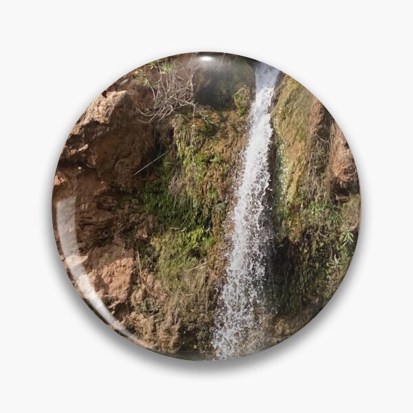 Aperçu de l'œuvre Cascade d'hiver créée et vendue par JulieCrisanArt.