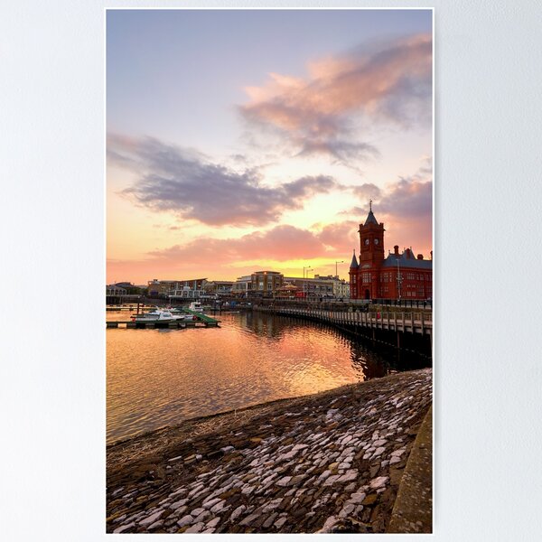 Artikel-Vorschau von Sonnenuntergang über der Cardiff Bay und dem Pierhead Building, designt und verkauft von VnGphoto.