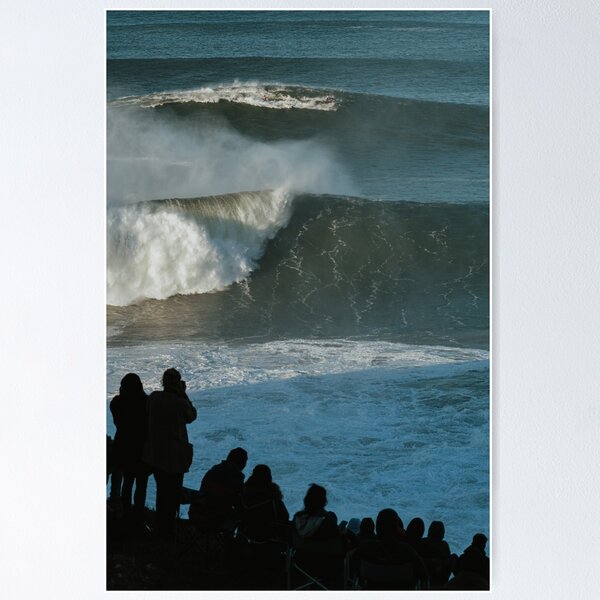 Artikel-Vorschau von Surfen auf den Nazare-Wellen, designt und verkauft von souocare.