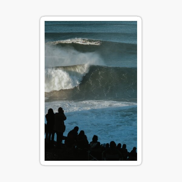 Artikel-Vorschau von Surfen auf den Nazare-Wellen, designt und verkauft von souocare.