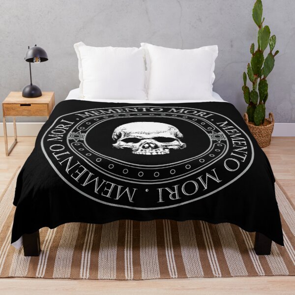 Artikel-Vorschau von Memento Mori III - Memento Mori Art - Skelett-Totenkopf-Logo - Zitate aus lateinischen Phrasen, designt und verkauft von WIZECROW.