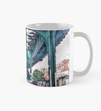 Taza Conducir bajo el metro elevado en el Bronx