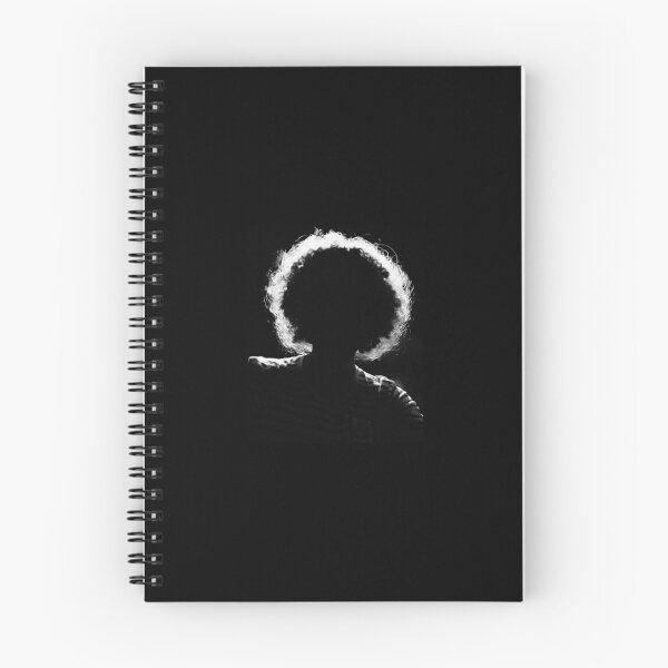 Artikelvorschau, Schwarz-Weiß-Silhouette mit bauschiger Frisur entworfen und verkauft von Rashkin.
