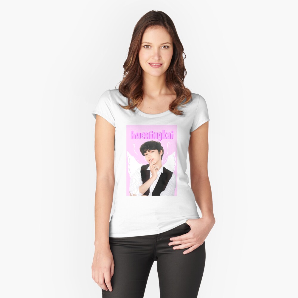 Artikel-Vorschau von Tailliertes Rundhals-Shirt, designt und verkauft von HyunjinsSTAY.