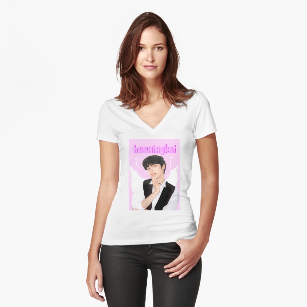 Artikel-Vorschau von Tailliertes T-Shirt mit V-Ausschnitt, designt und verkauft von HyunjinsSTAY.