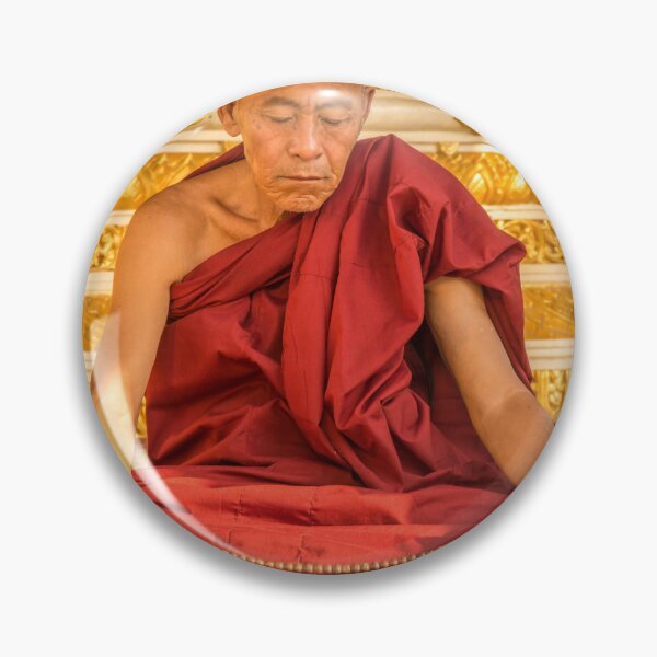Artikelvorschau, A Burmese buddhist monk praying in the evening sun at the Shwedagon Pagoda entworfen und verkauft von SnapTPhotograph.