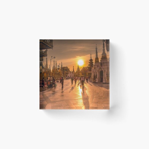 Artikelvorschau, Sunset light on the Shwedagon Pagoda in Yangon, Myanmar entworfen und verkauft von SnapTPhotograph.