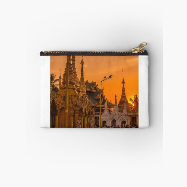 Artikelvorschau, Sunset over the Shwedagon Pagoda in Yangon, Myanmar entworfen und verkauft von SnapTPhotograph.