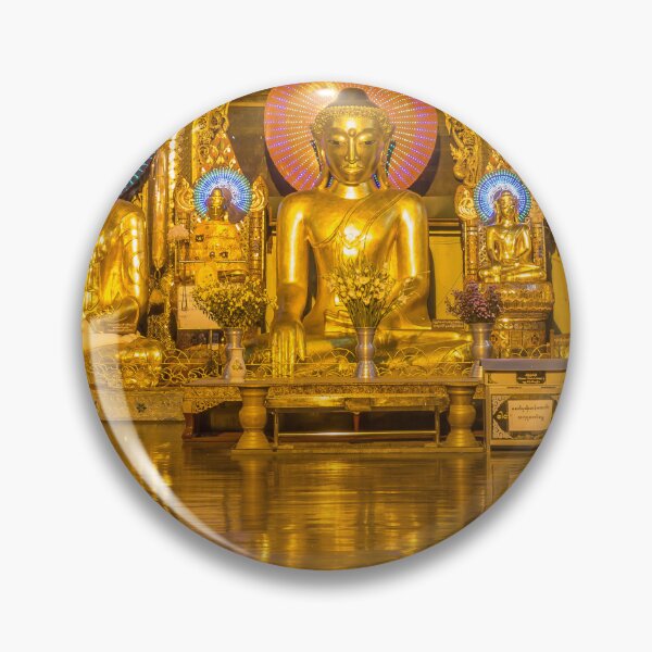 Artikelvorschau, A buddhist monk praying inside a room with Buddhas at the Shwedagon Pagoda entworfen und verkauft von SnapTPhotograph.