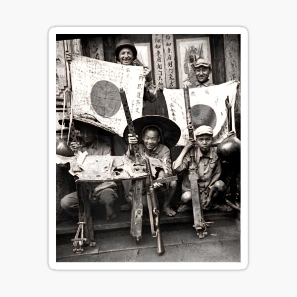Aperçu de l'œuvre Photo rare de la Seconde Guerre mondiale - Soldats chinois et américains avec des drapeaux japonais capturés de la Seconde Guerre mondiale créée et vendue par DylanThaCreator.