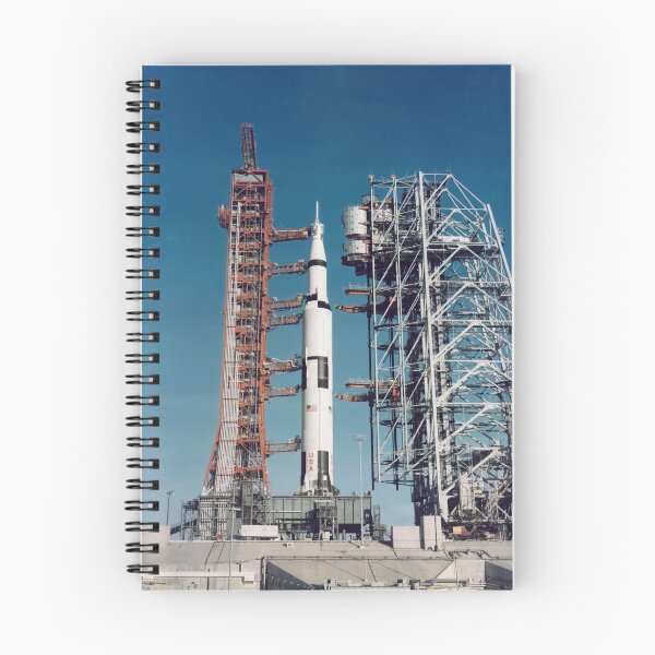 Artikelvorschau, STK203926S – Das Raumfahrzeug Apollo 8 auf der Startrampe im Kennedy Space Center. entworfen und verkauft von StocktrekImages.