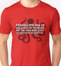 Camiseta ajustada Los amigos vienen y van como las olas del océano, pero los verdaderos se pegan como un pulpo en tu cara