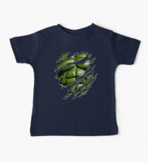 Grüne Muskeltruhe im lila zerrissenen zerrissenen T-Stück Baby T-Shirt