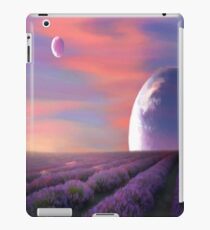 Alien Planeten Lavendelfelder Natur surreal Fantasy Sonnenuntergang Sonnenaufgang Pflanzen iPad-Hülle & Skin