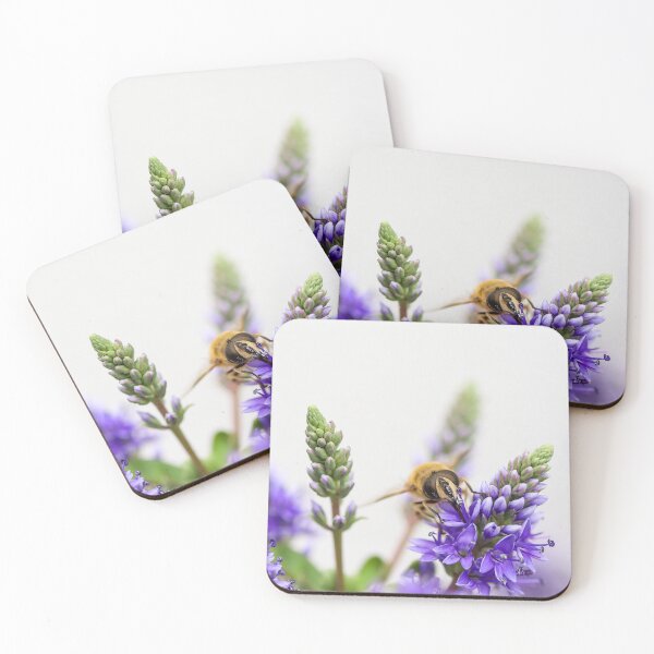 Aperçu de l'œuvre Abeille sur fleur violette créée et vendue par Cosmic  Fox Photography.