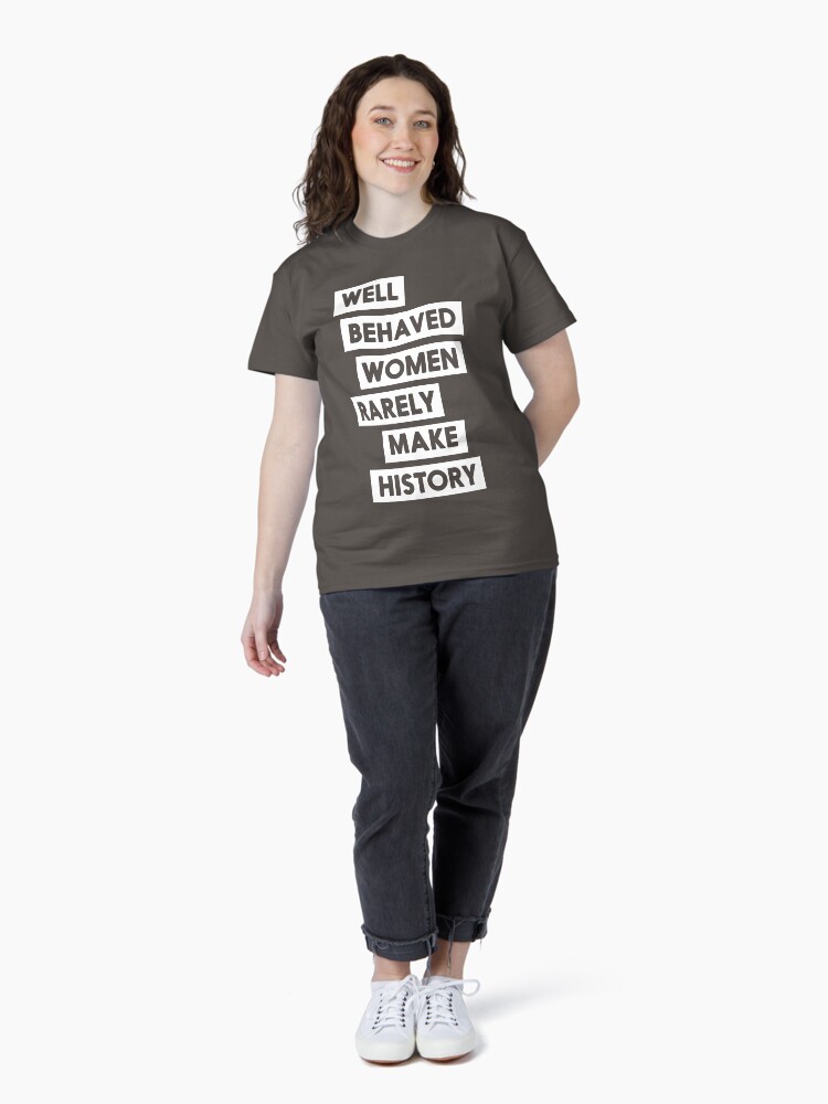 Thumbnail 4 von 7, Classic T-Shirt, Gut erzogene Frauen schreiben selten Geschichte designt und verkauft von artack.