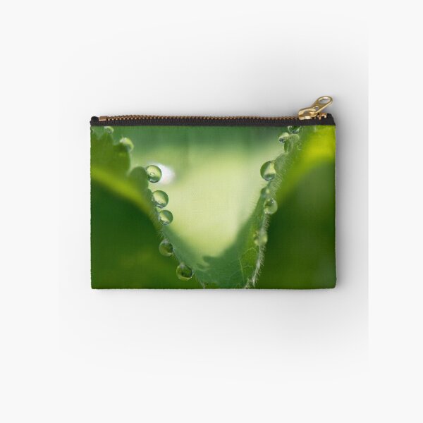 Aperçu de l'œuvre Water droplets on a green leaf créée et vendue par Luke Farmer.