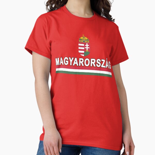 Vista previa del artículo con la obra « y victorias frente a Europa central y naciones americanas. Ropa de viaje de vacaciones perfecta para un viaje a Budapest o para visitar húngaros y romas que te extrañan.

Ropa húngara de tendencia fresca en estilo retro vintage en grandes torneos depor», diseñado y vendido por merchhost.