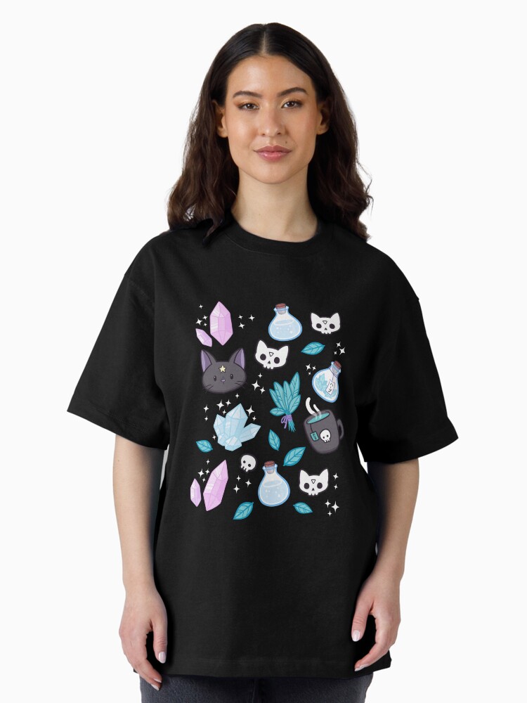Imagen 1 de 7, Camiseta oversize con la obra Hierba bruja // Negra | Nikury, diseñada y vendida por nikury.